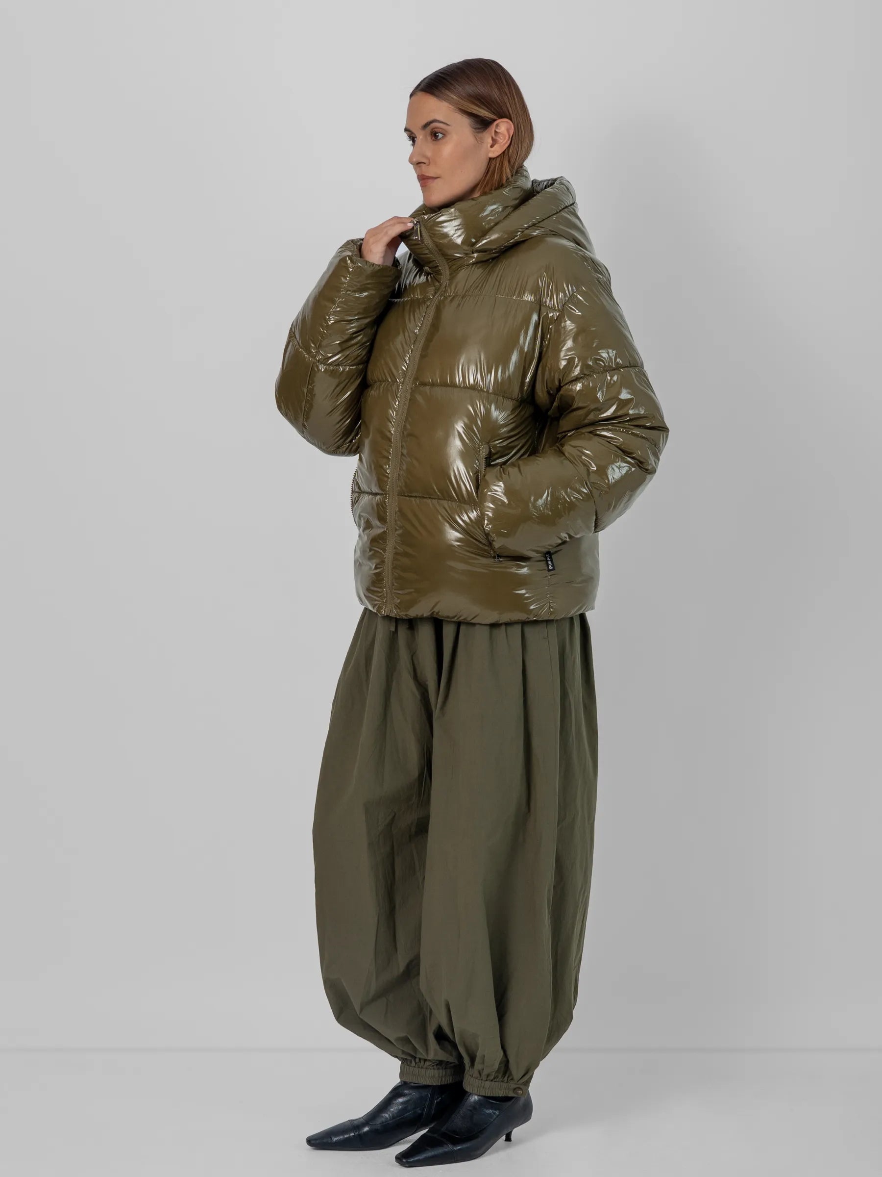 WarmCore™ Glänzende schwarze Pufferjacke mit abnehmbarer Kapuze