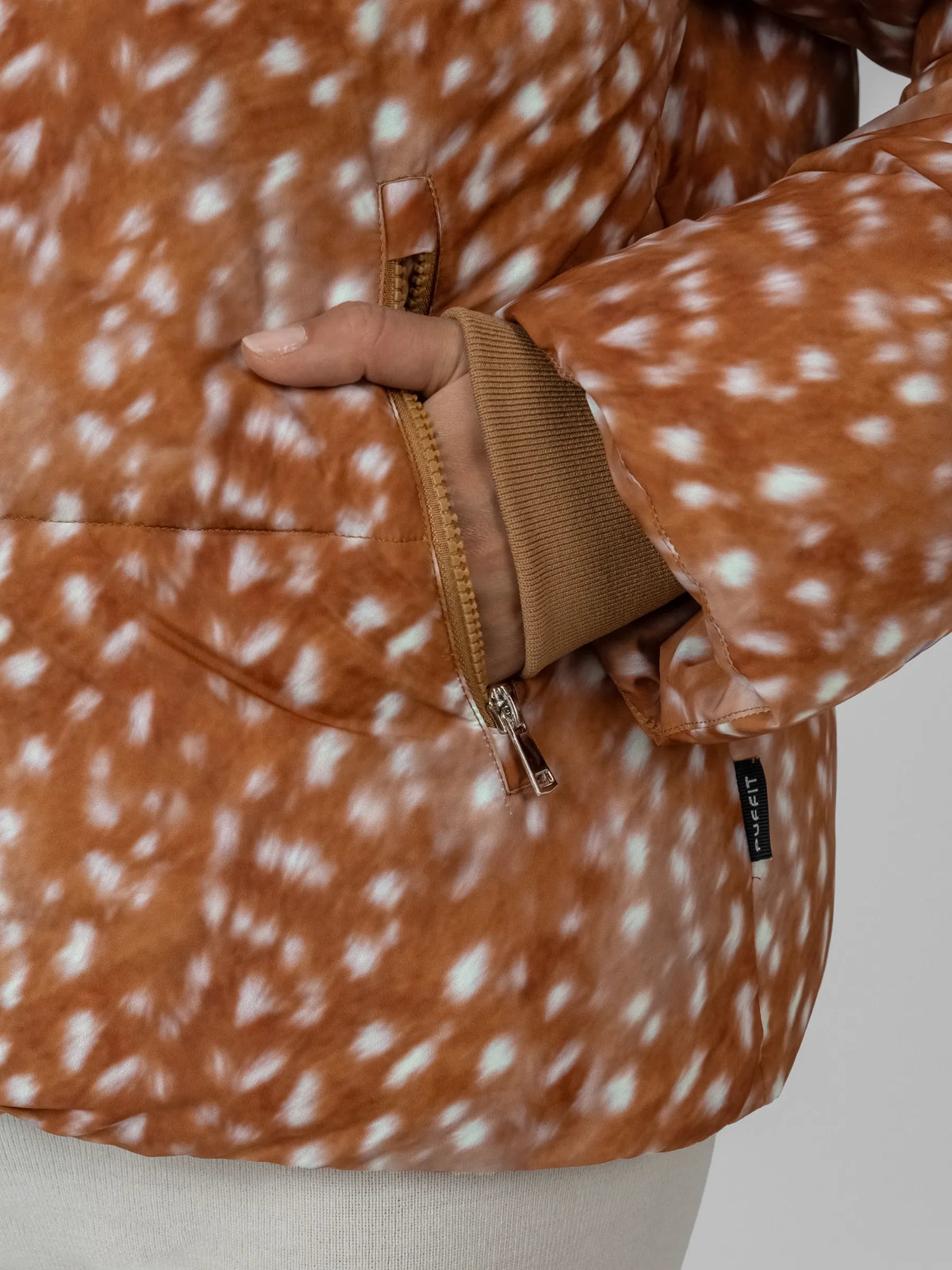 WarmCore™ kurze Steppjacke mit Leopardenmuster, Kunstpelzfutter und abnehmbarer Kapuze
