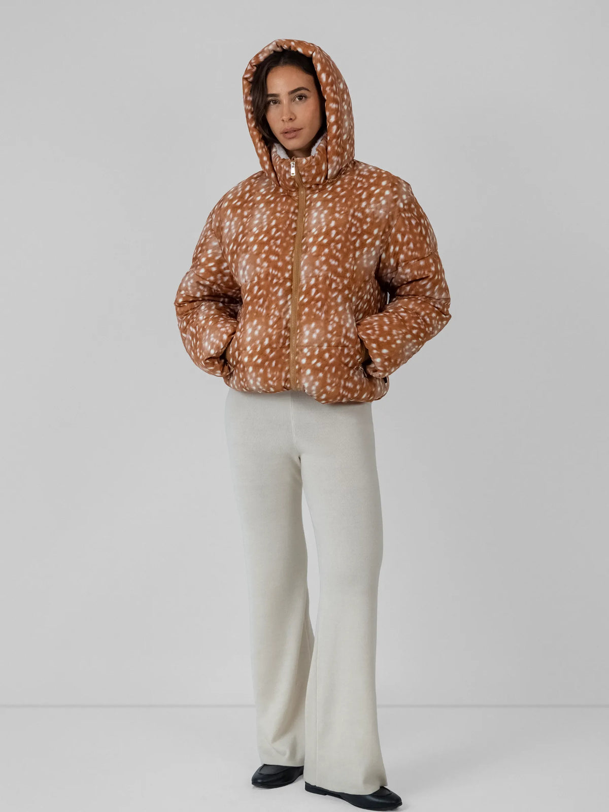 WarmCore™ kurze Steppjacke mit Leopardenmuster, Kunstpelzfutter und abnehmbarer Kapuze