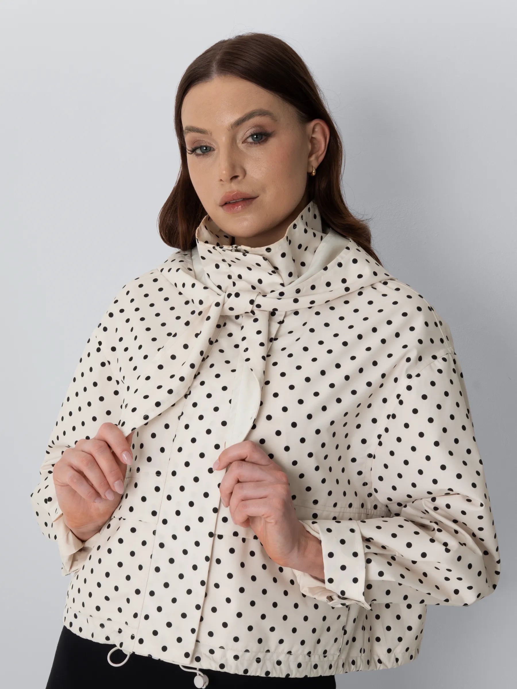 Bomber con collo a imbuto e sciarpa con cappuccio dallo stile impeccabile