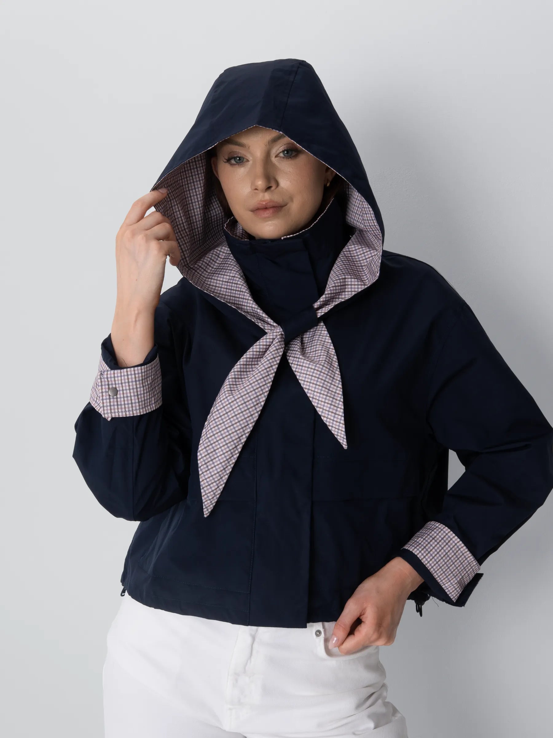 Bomber con collo a imbuto e sciarpa con cappuccio dallo stile impeccabile
