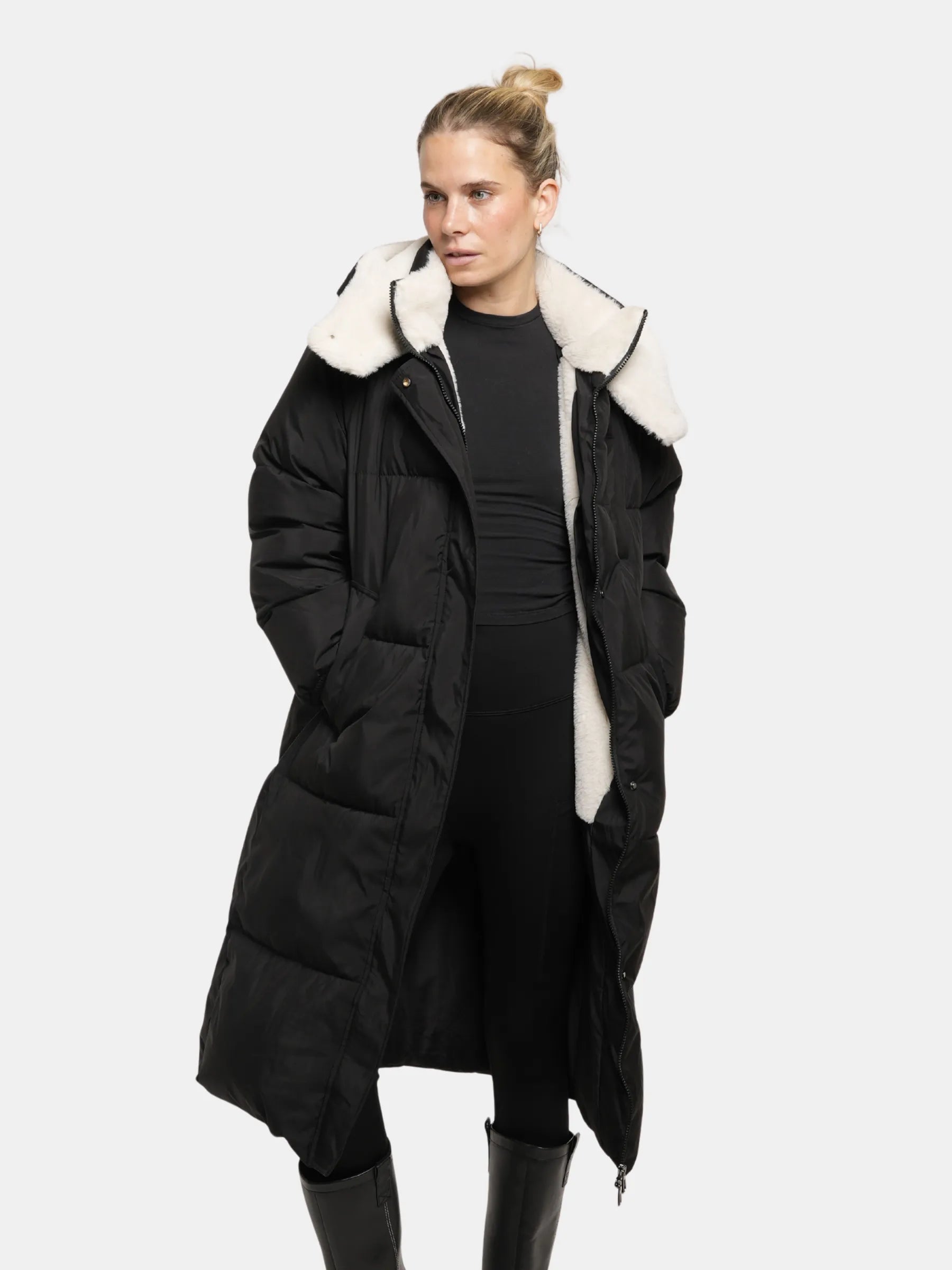 WarmCore™ Klassische lange Steppjacke mit Kapuze, gefüttert mit Kunstfell