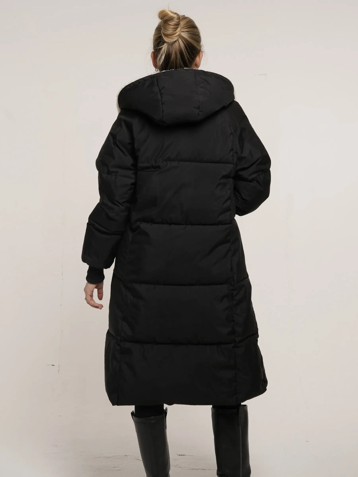 WarmCore™ Klassische lange Steppjacke mit Kapuze, gefüttert mit Kunstfell