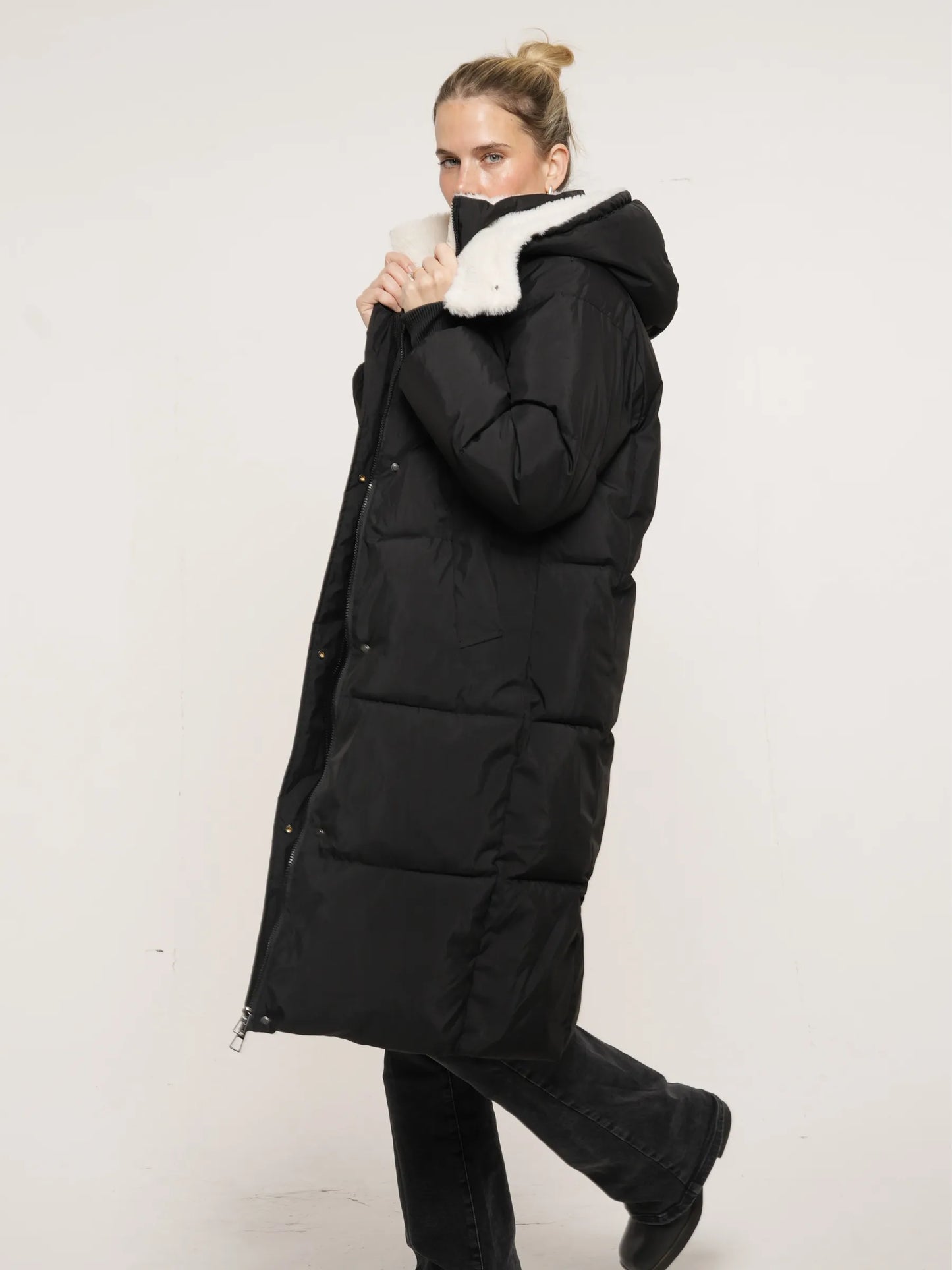 WarmCore™ Klassische lange Steppjacke mit Kapuze, gefüttert mit Kunstfell