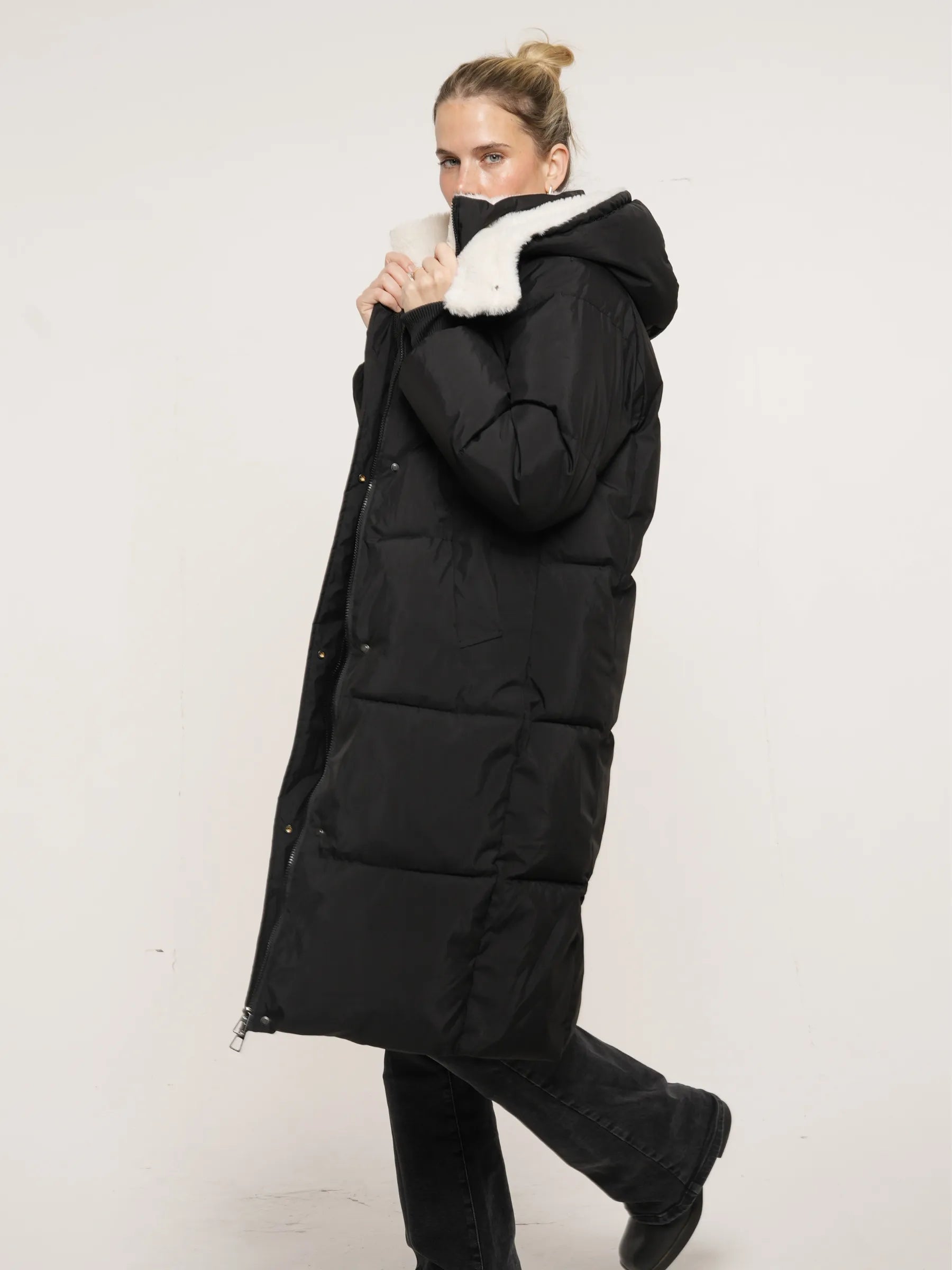 WarmCore™ Klassische lange Steppjacke mit Kapuze, gefüttert mit Kunstfell