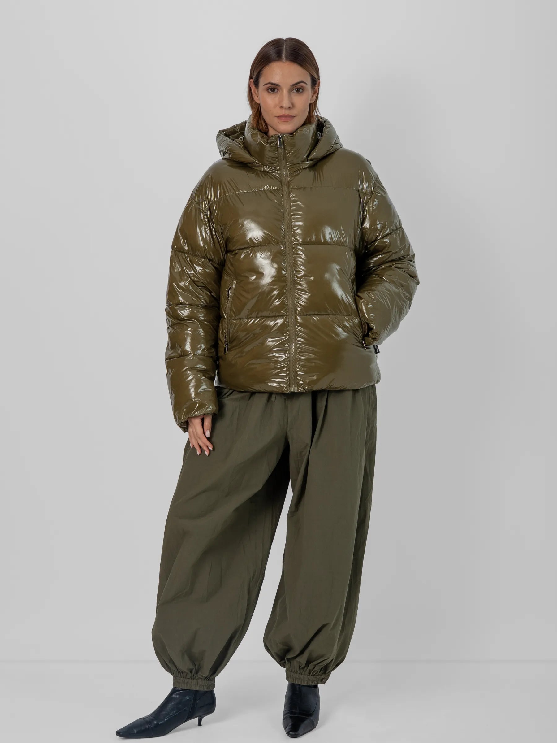 WarmCore™ Glänzende schwarze Pufferjacke mit abnehmbarer Kapuze