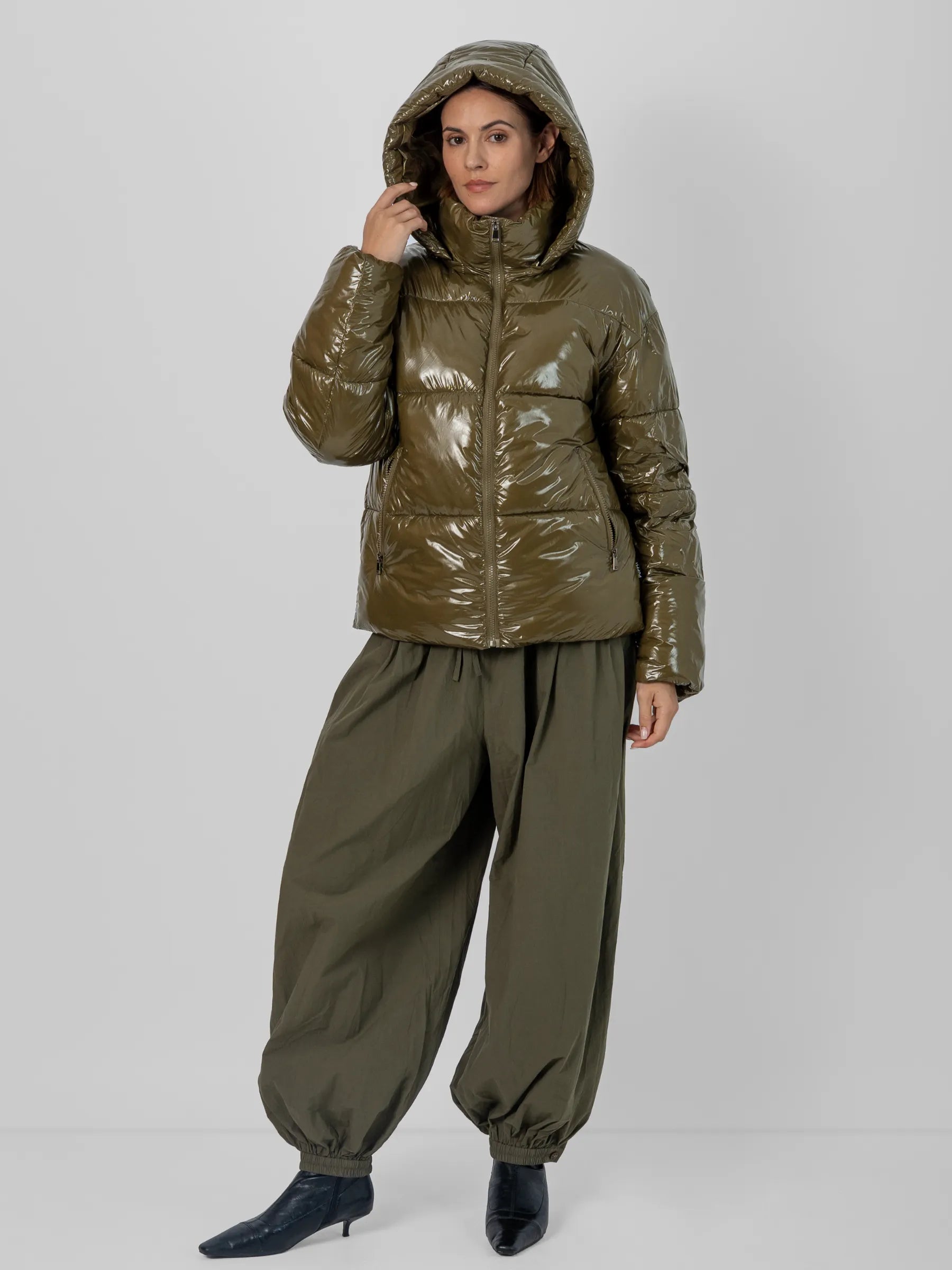WarmCore™ Glänzende schwarze Pufferjacke mit abnehmbarer Kapuze
