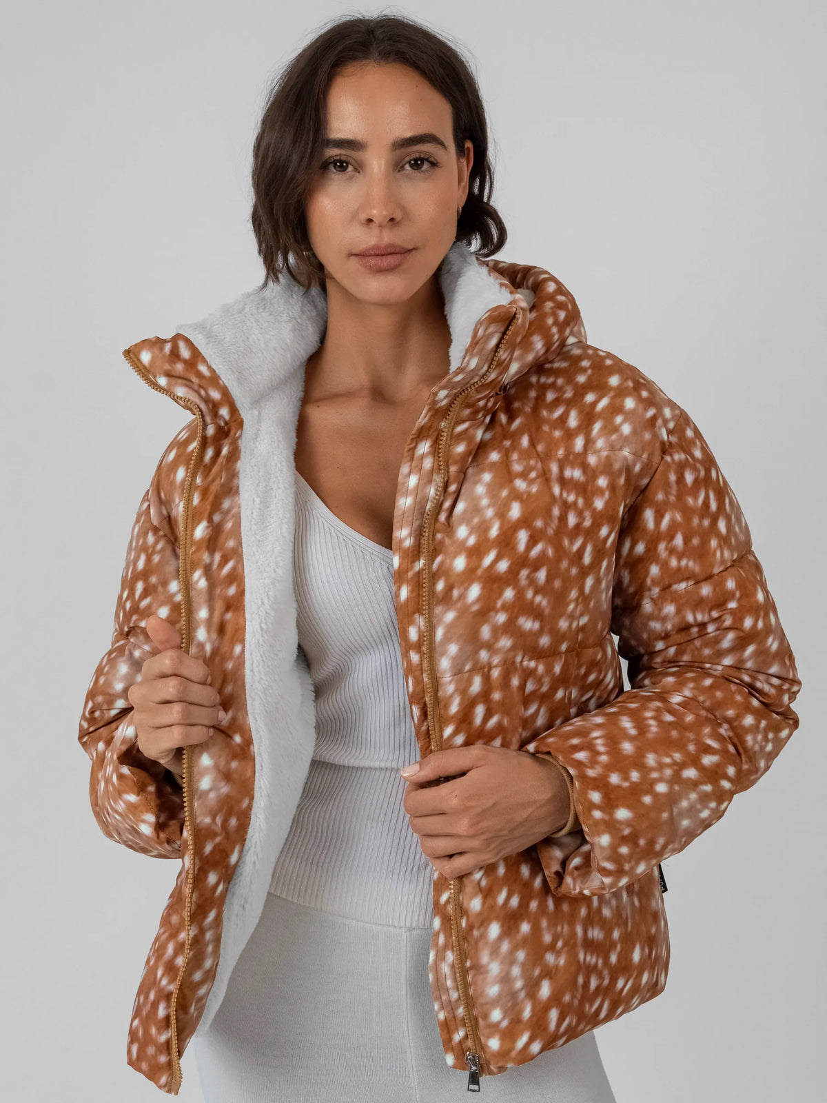 WarmCore™ kurze Steppjacke mit Leopardenmuster, Kunstpelzfutter und abnehmbarer Kapuze