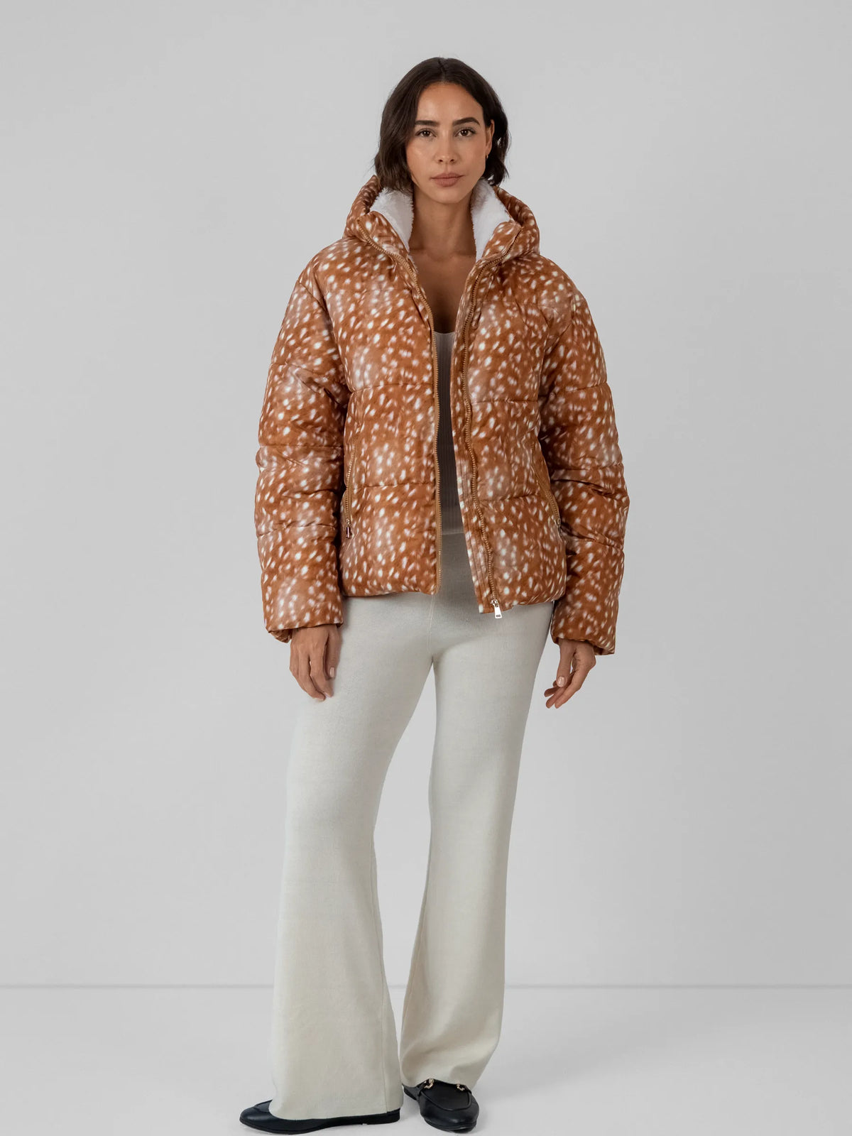 WarmCore™ kurze Steppjacke mit Leopardenmuster, Kunstpelzfutter und abnehmbarer Kapuze