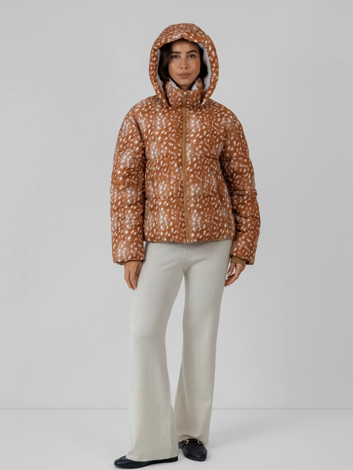 WarmCore™ kurze Steppjacke mit Leopardenmuster, Kunstpelzfutter und abnehmbarer Kapuze