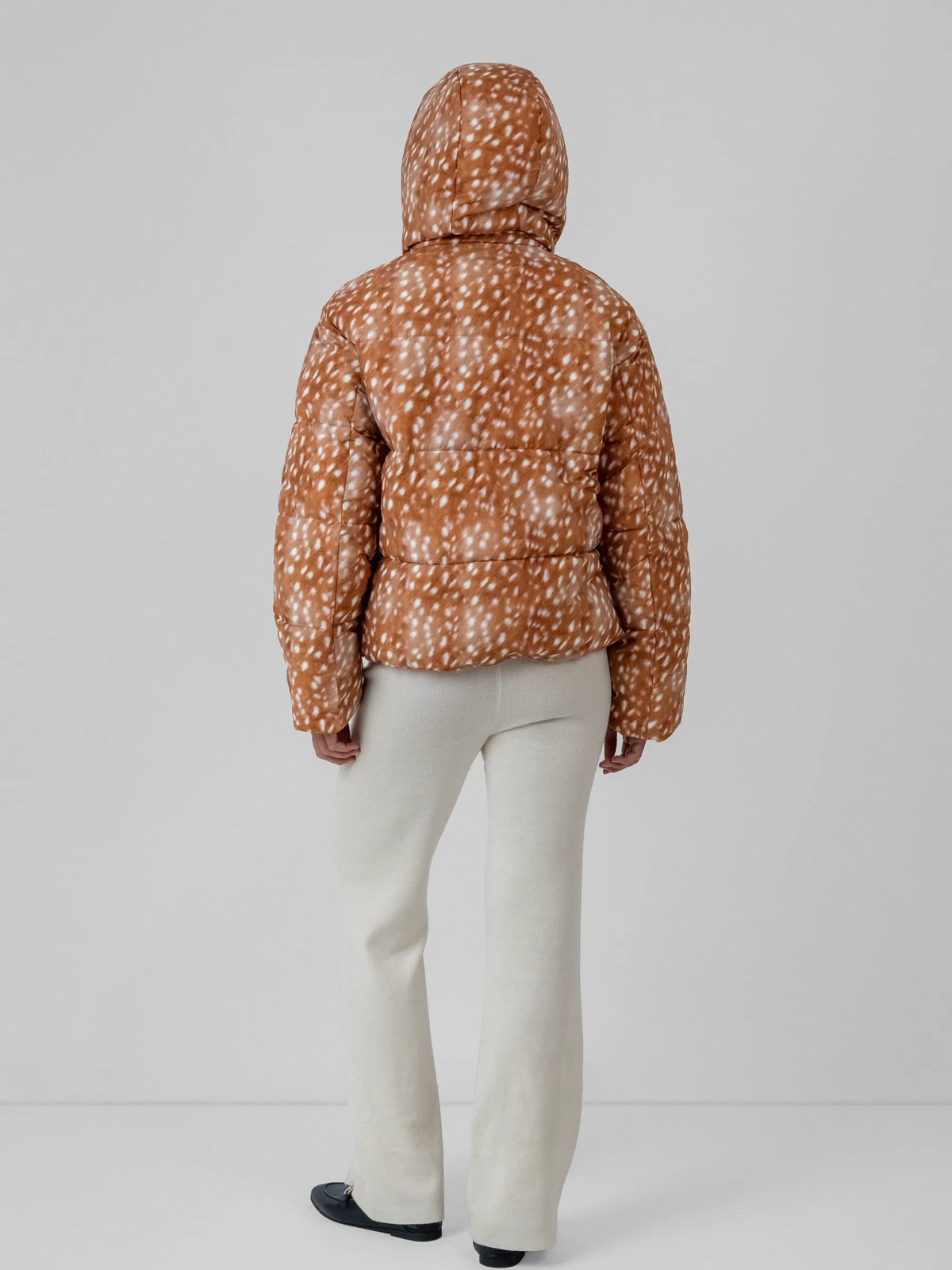 WarmCore™ kurze Steppjacke mit Leopardenmuster, Kunstpelzfutter und abnehmbarer Kapuze