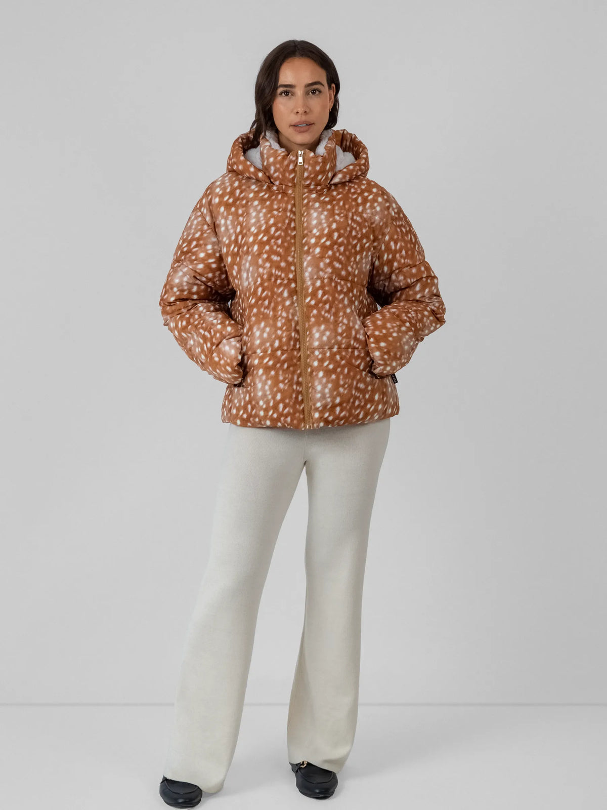 WarmCore™ kurze Steppjacke mit Leopardenmuster, Kunstpelzfutter und abnehmbarer Kapuze