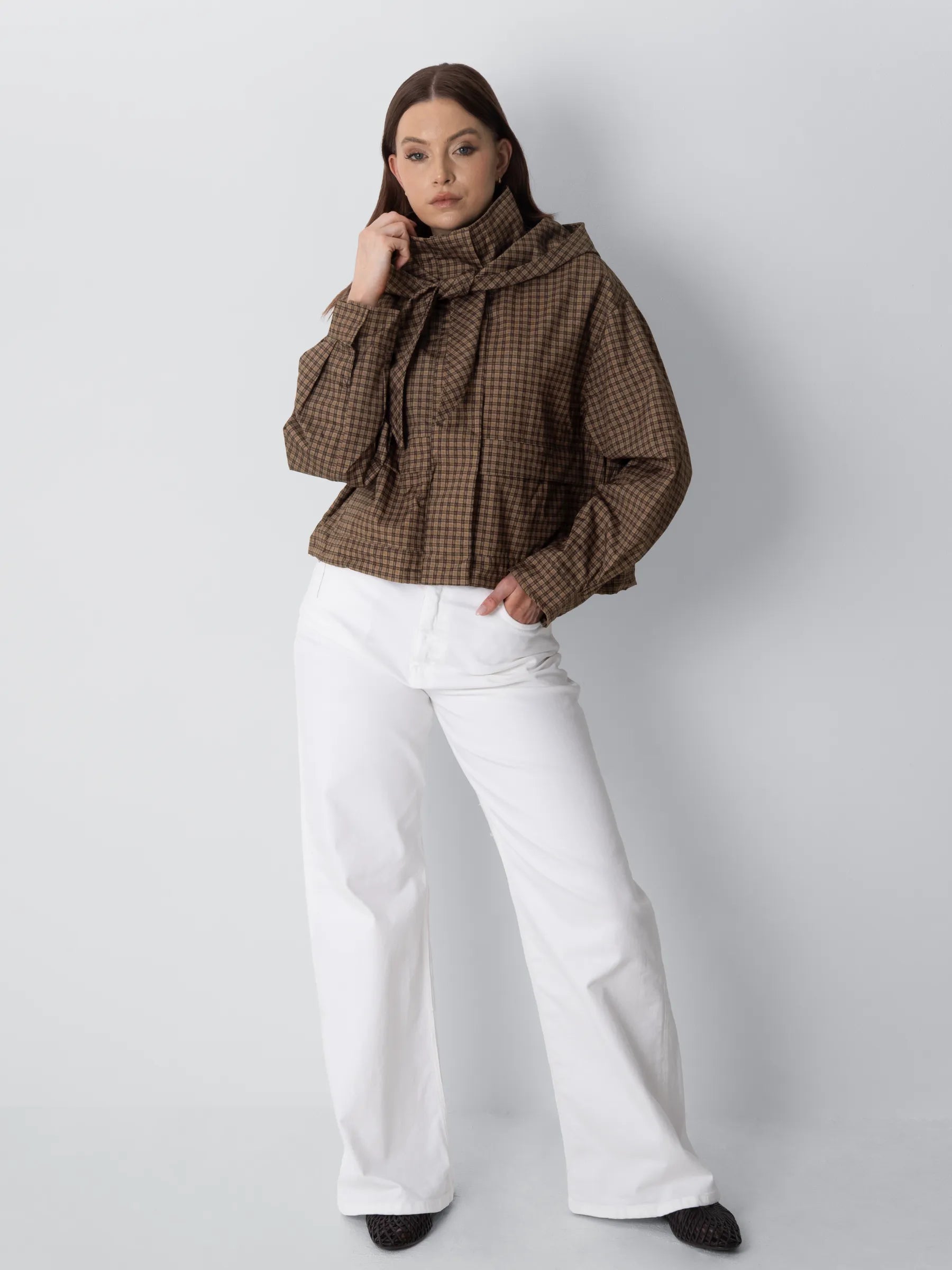 Bomber con collo a imbuto e sciarpa con cappuccio dallo stile impeccabile