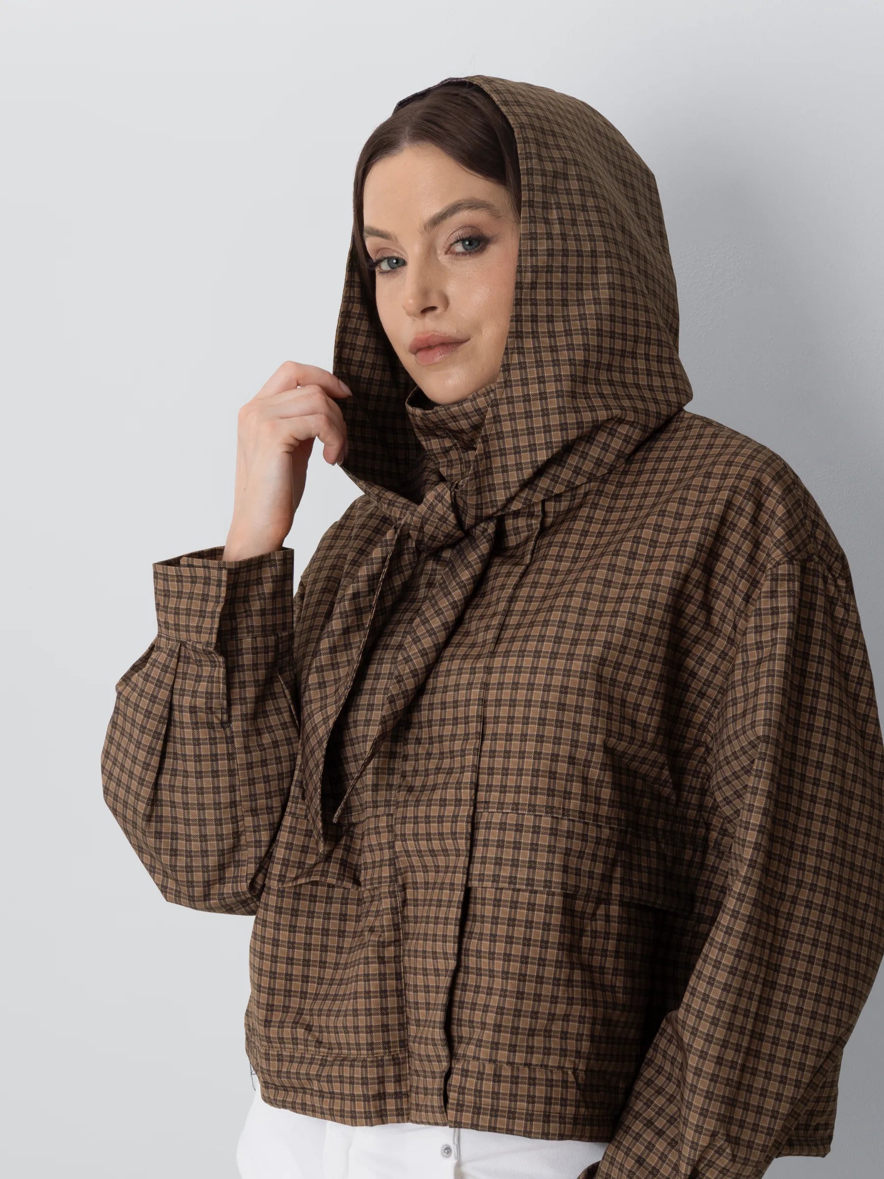 Bomber con collo a imbuto e sciarpa con cappuccio dallo stile impeccabile