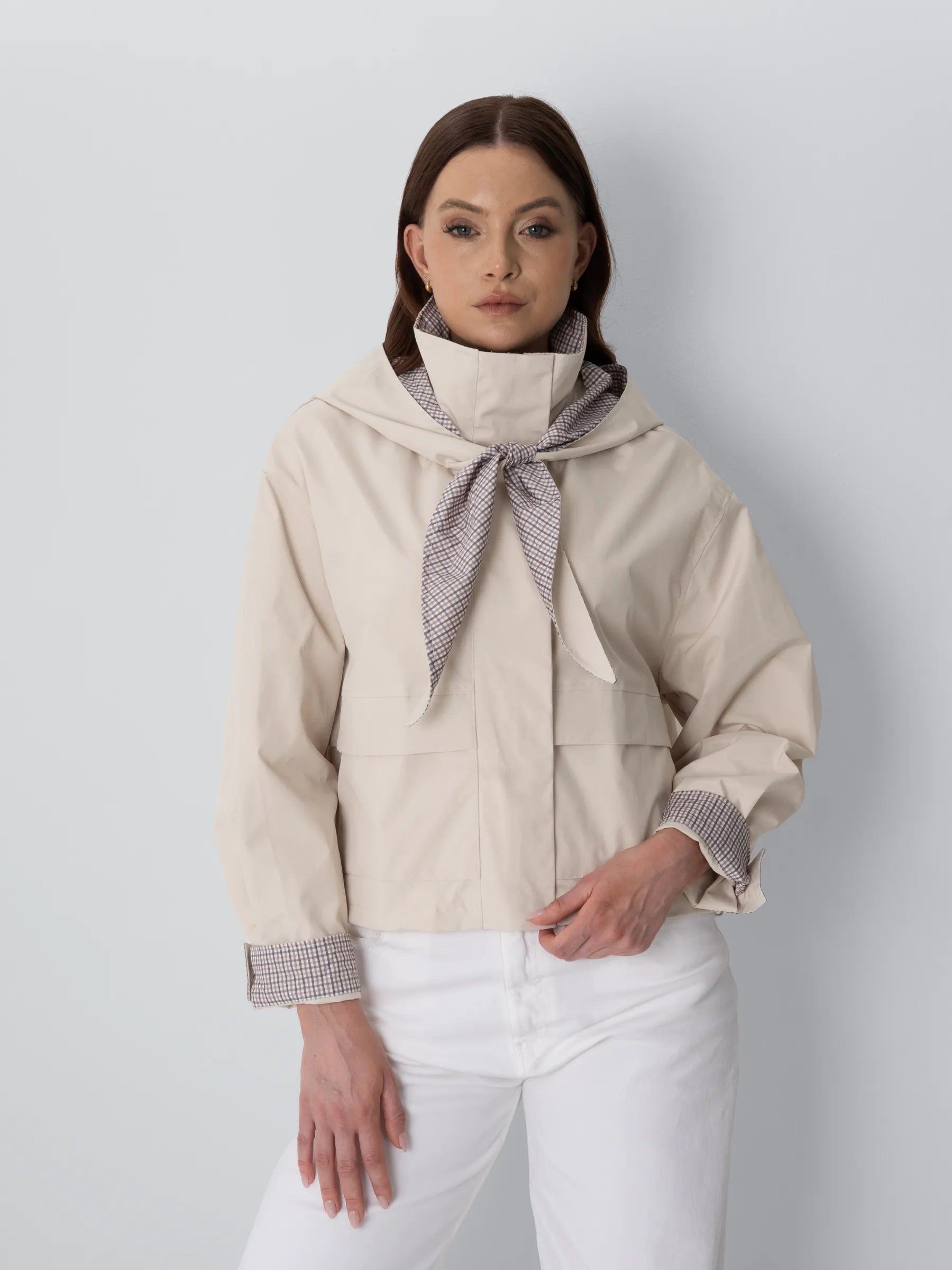 Bomber con collo a imbuto e sciarpa con cappuccio dallo stile impeccabile