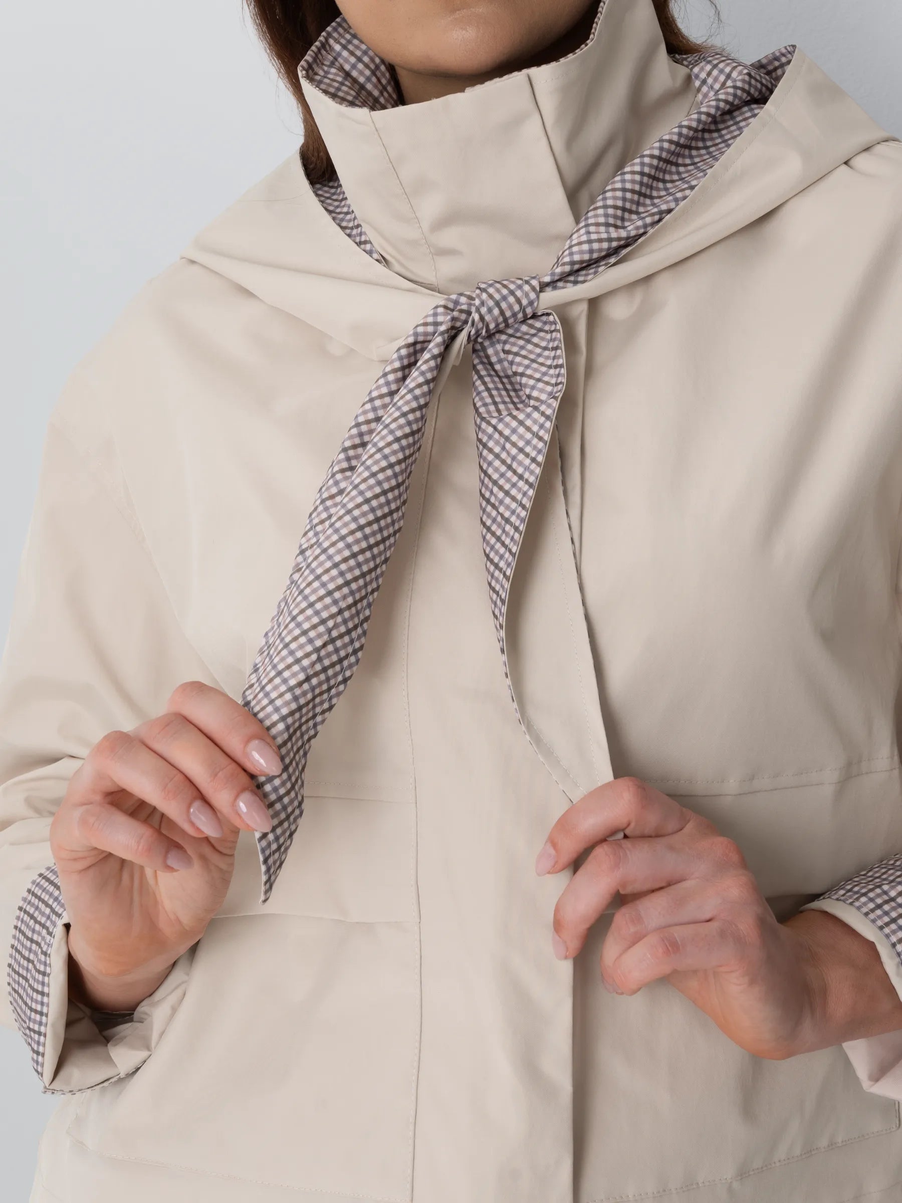Bomber con collo a imbuto e sciarpa con cappuccio dallo stile impeccabile