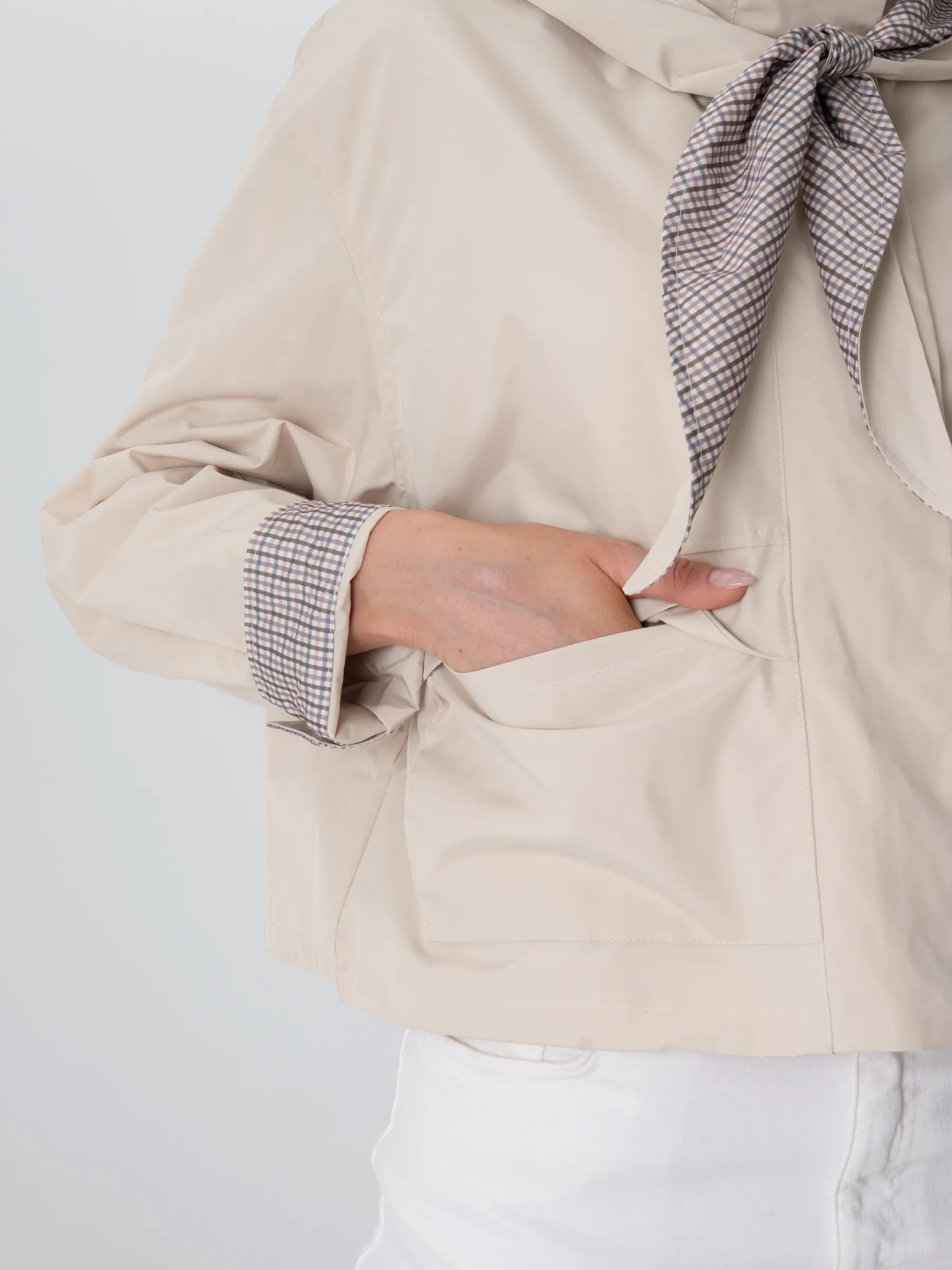 Bomber con collo a imbuto e sciarpa con cappuccio dallo stile impeccabile