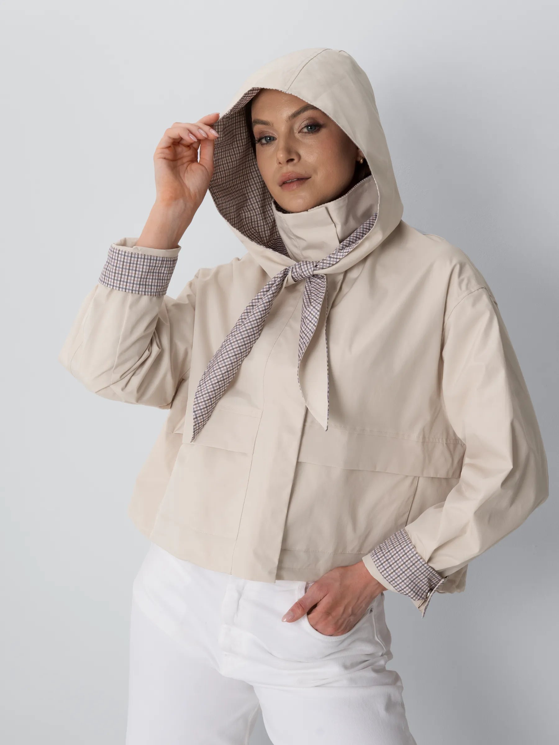 Bomber con collo a imbuto e sciarpa con cappuccio dallo stile impeccabile