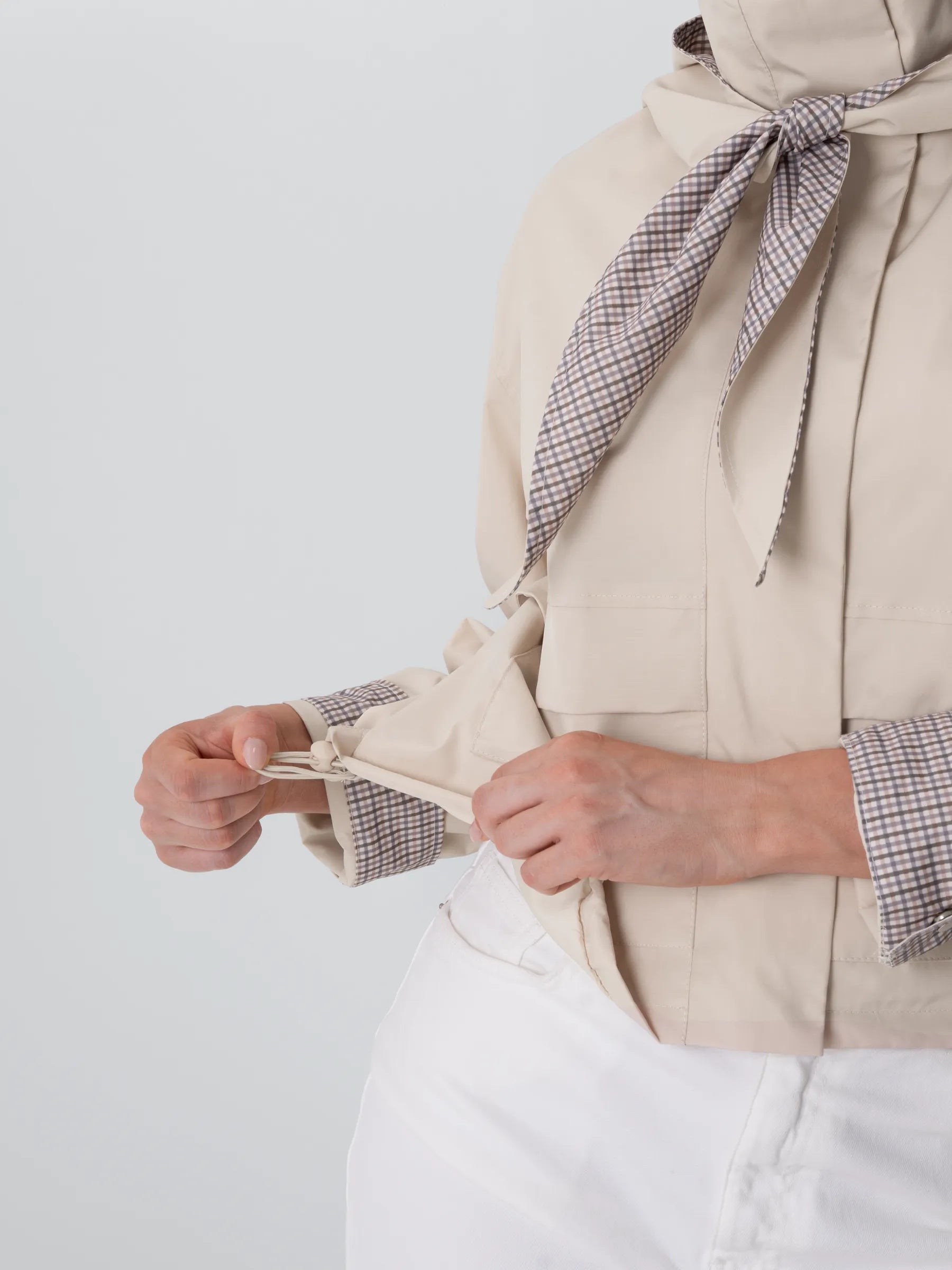 Bomber con collo a imbuto e sciarpa con cappuccio dallo stile impeccabile