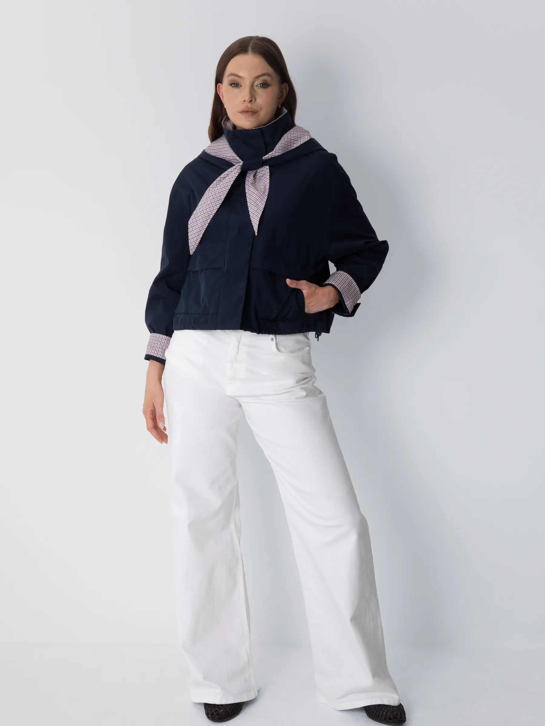 Bomber con collo a imbuto e sciarpa con cappuccio dallo stile impeccabile