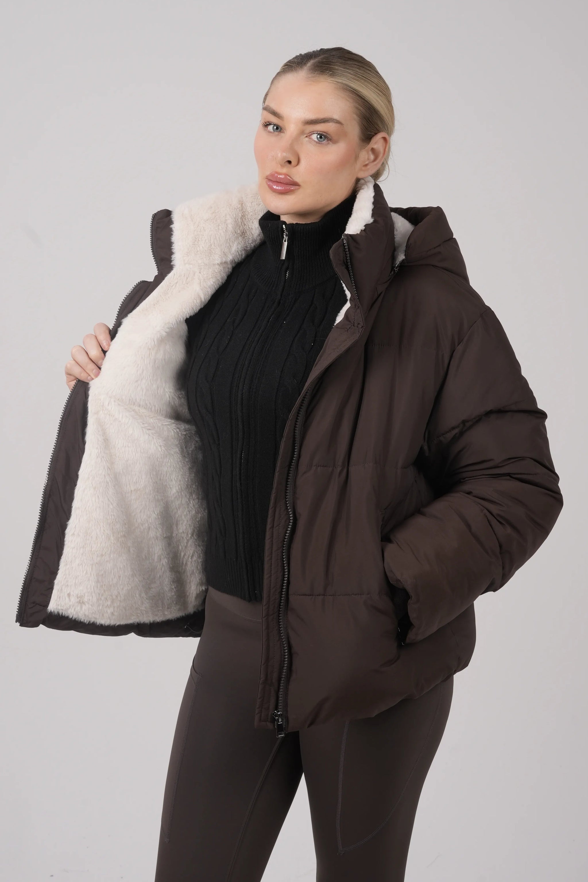 WarmCore™ Premium Kurze Steppjacken mit Kunstfellfutter und abnehmbarer Kapuze 