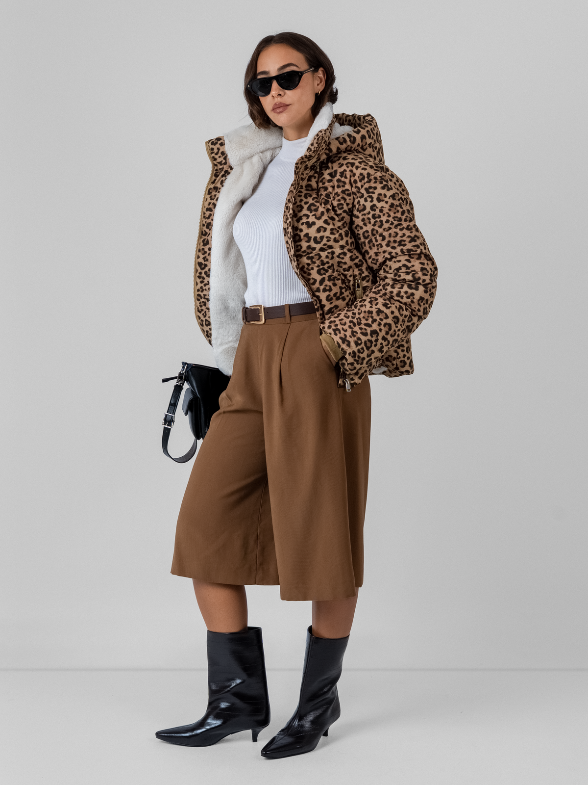 Chaqueta corta acolchada con capucha desmontable, forro de piel sintética con estampado de leopardo WarmCore™