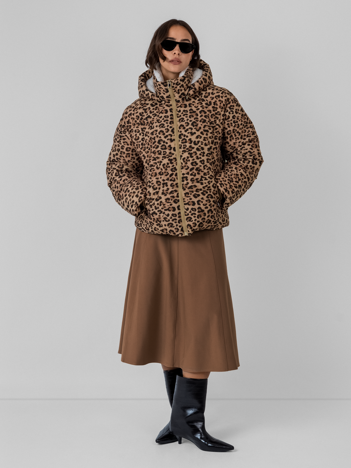 Chaqueta corta acolchada con capucha desmontable, forro de piel sintética con estampado de leopardo WarmCore™