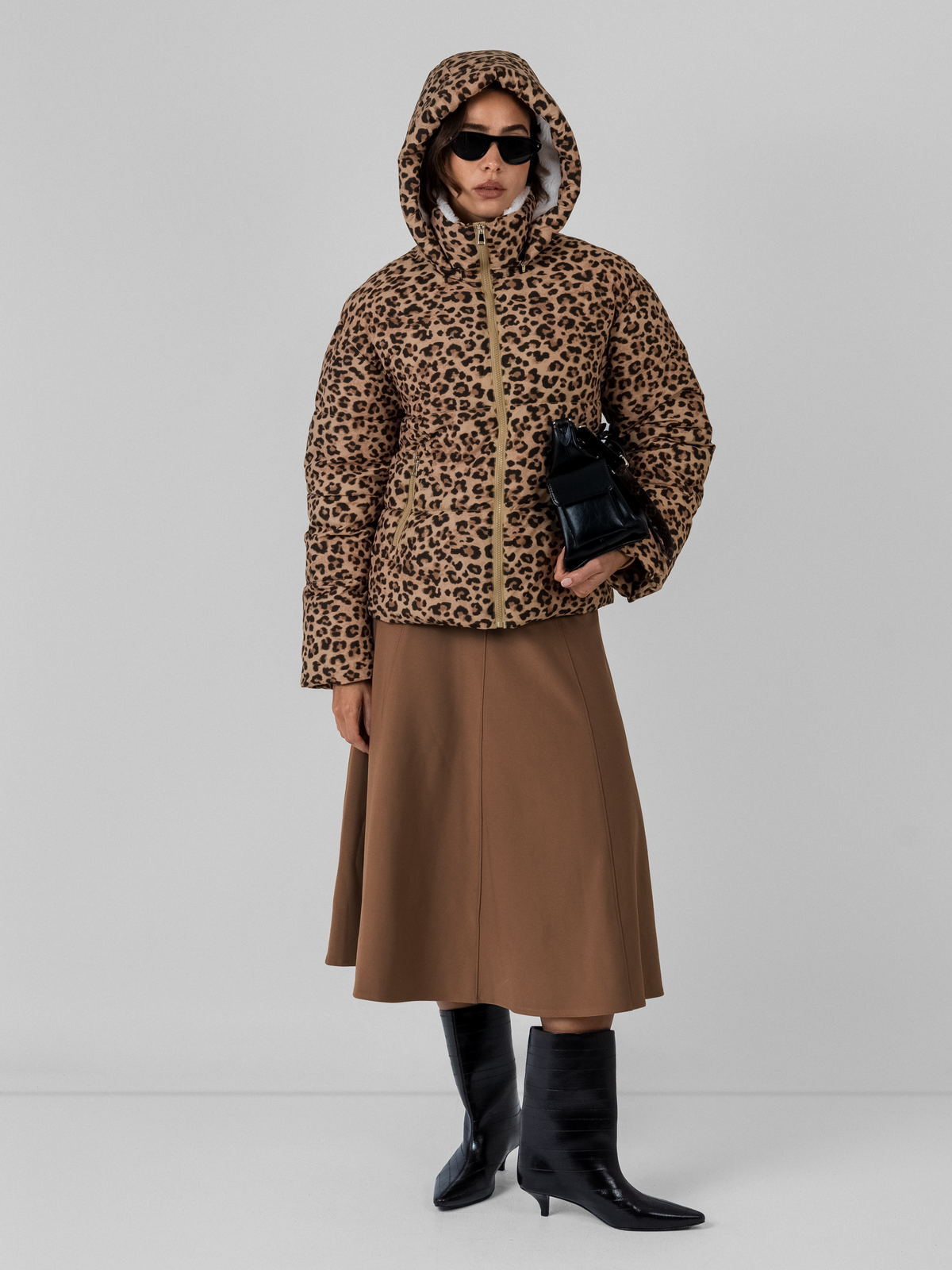 Chaqueta corta acolchada con capucha desmontable, forro de piel sintética con estampado de leopardo WarmCore™