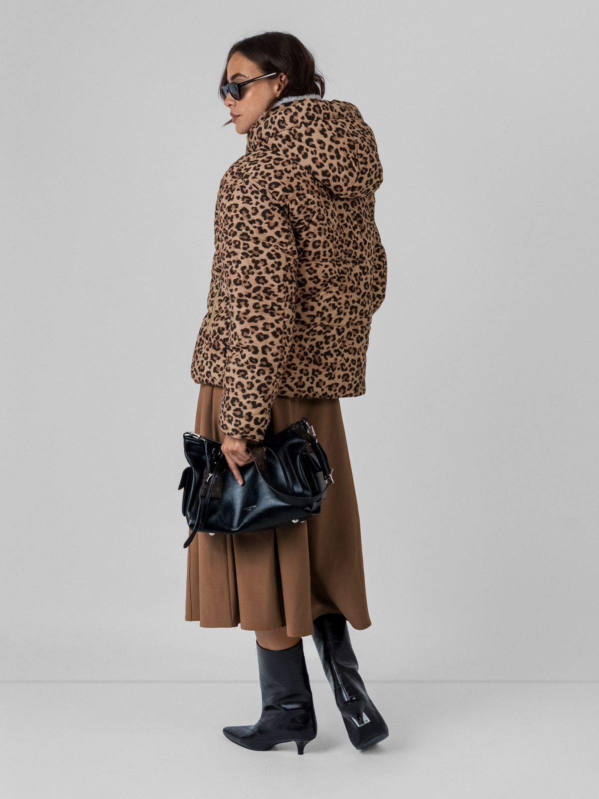 Chaqueta corta acolchada con capucha desmontable, forro de piel sintética con estampado de leopardo WarmCore™