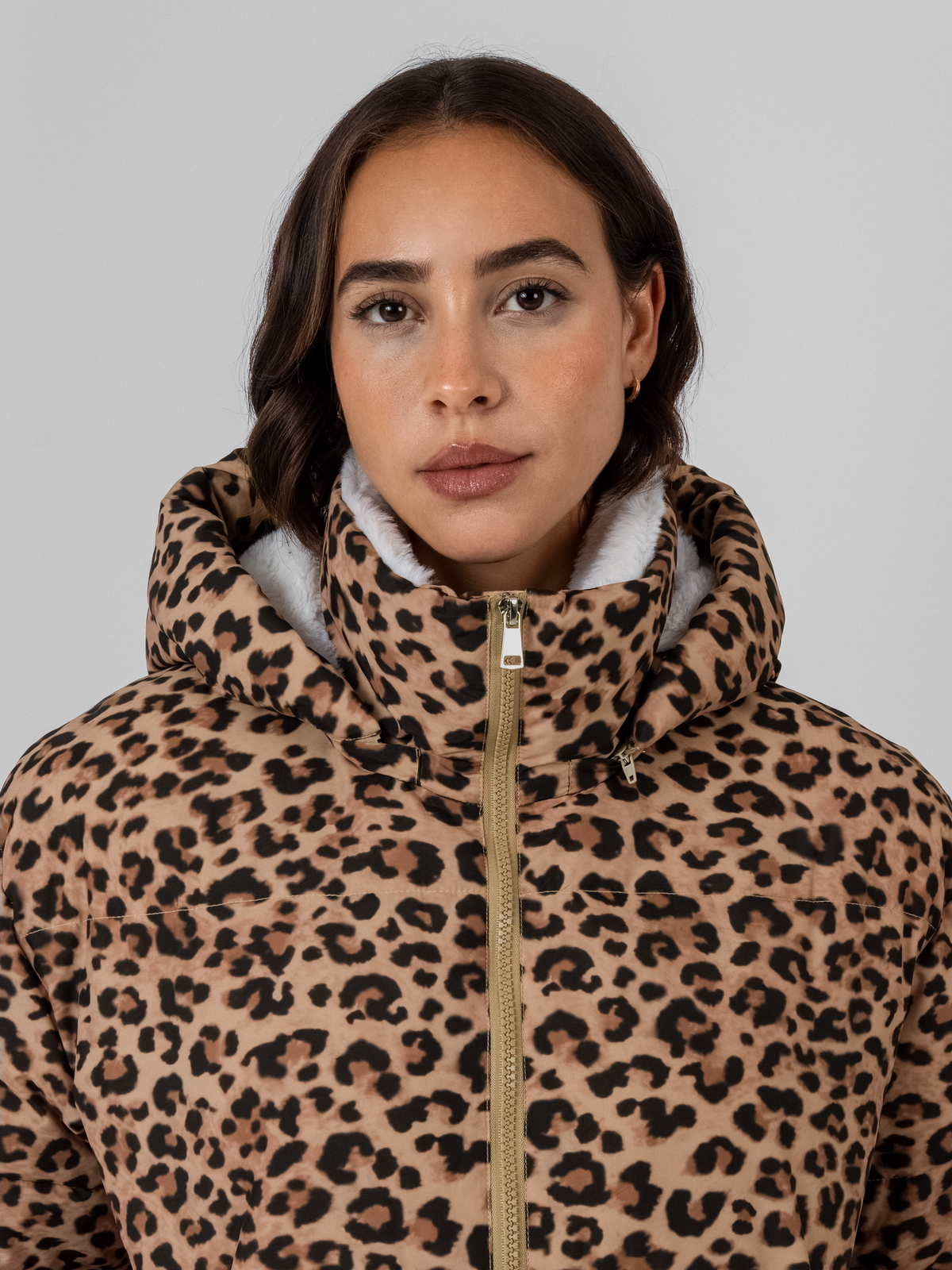 Chaqueta corta acolchada con capucha desmontable, forro de piel sintética con estampado de leopardo WarmCore™