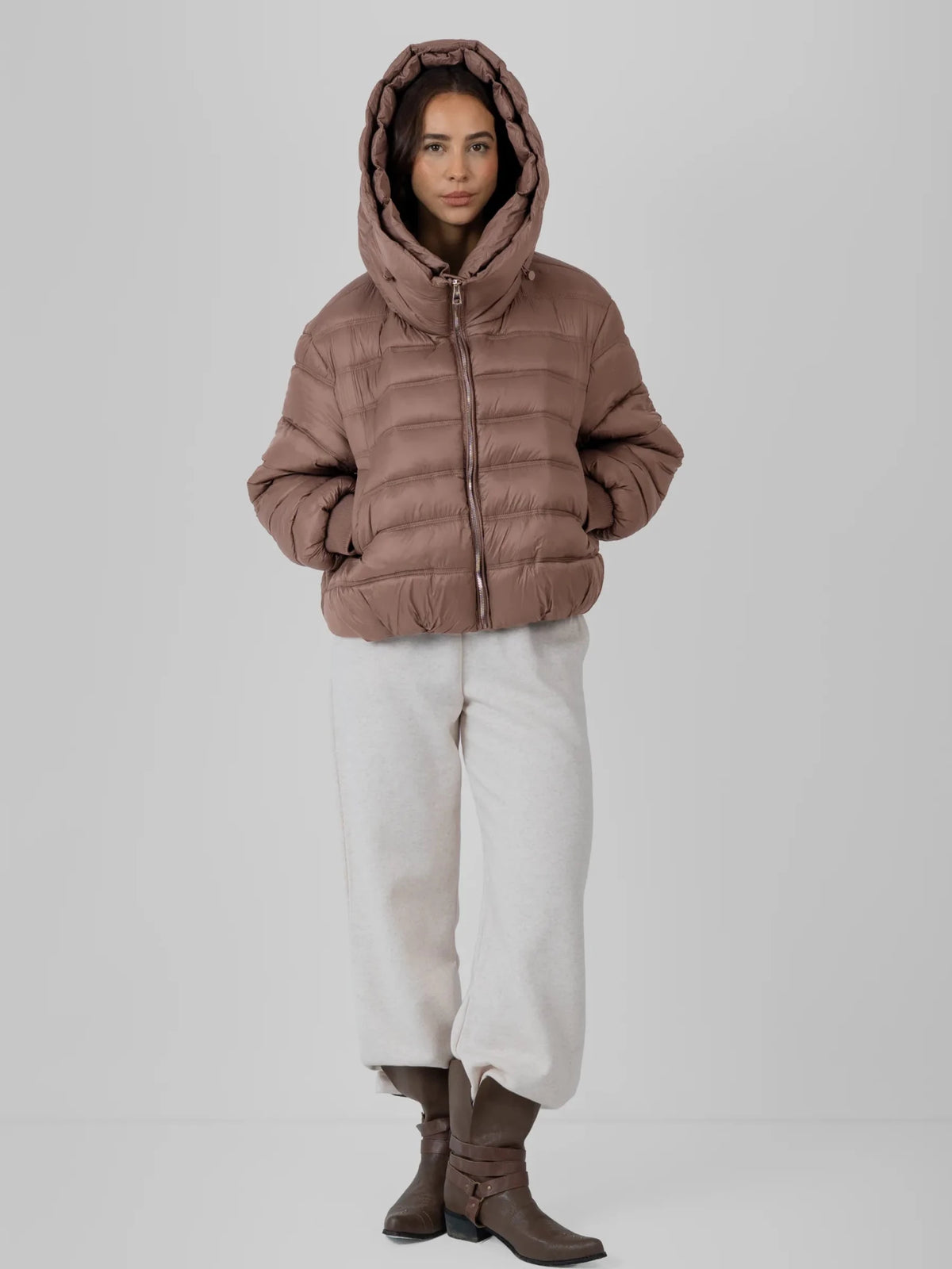 WarmCore™ kort vattert jakke med oversized hette